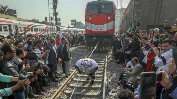 Oruclu halda 279 tonluq qatarı çəkdi FOTOLAR