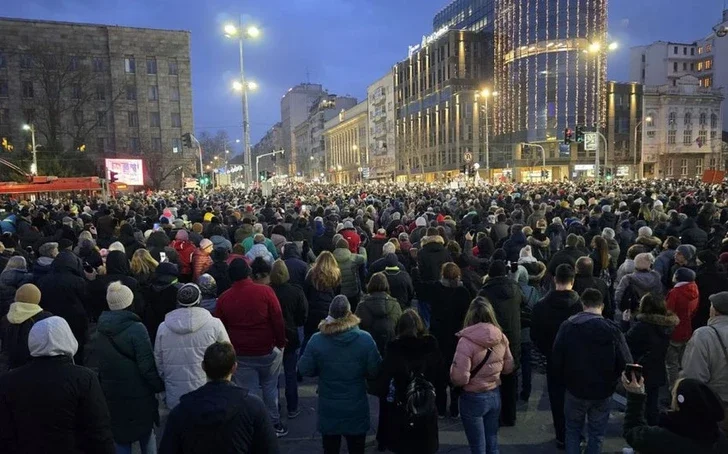 МВД Сербии: Протестующие в Белграде неоднократно нападали на полицию