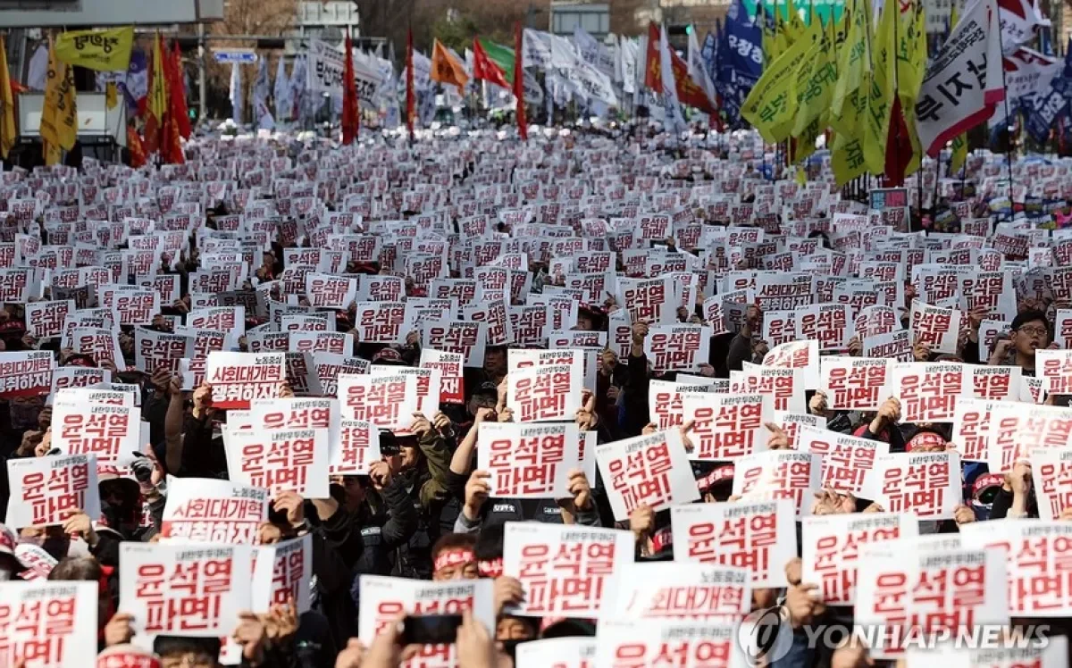 Митинги в Сеуле: десятки тысяч человек вышли на улицы