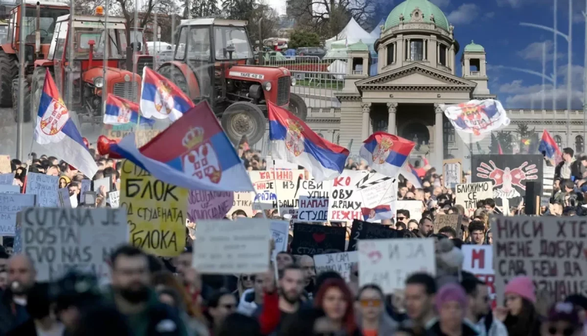 На митинге в Белграде автомобиль въехал в толпу