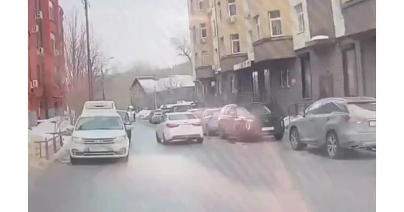 Крыша рухнула на автомобиль в Казани ВИДЕО