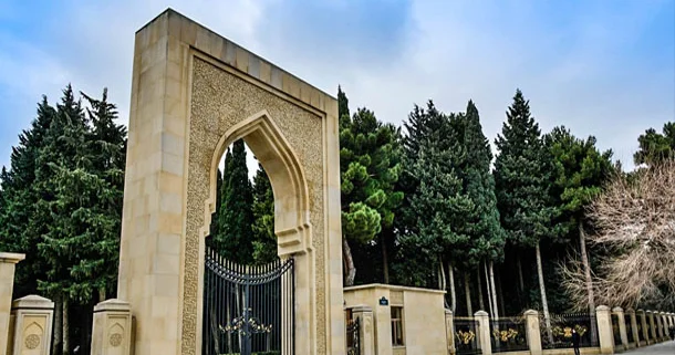 Fəxri xiyabanda yanaşı uyuyan cütlüklər Onlar kimlərdir? FOTOLAR
