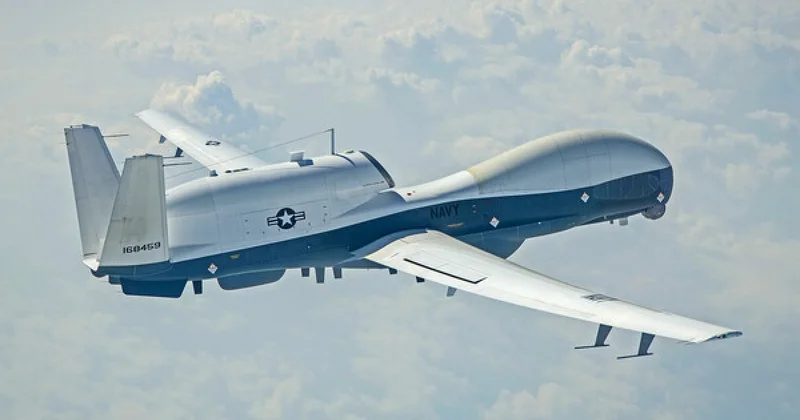 США подтвердили: в небе над Ормузом потерян беспилотник разведчик Triton