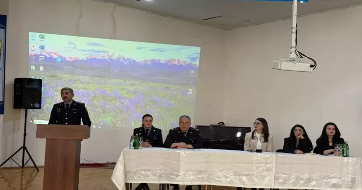 Polis polkovniki məktəblilərlə görüşdü