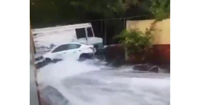 Мощный поток воды затопил улицы Мехико ВИДЕО