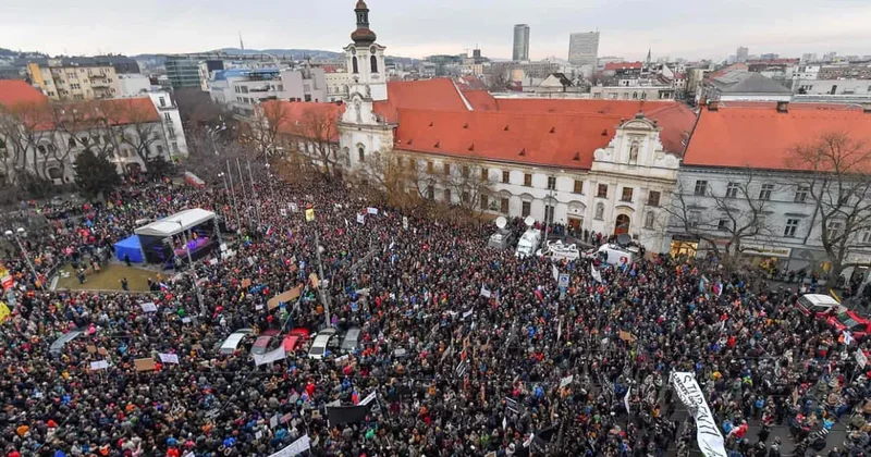 В Словакии протестуют за возможность голосовать по почте ФОТО