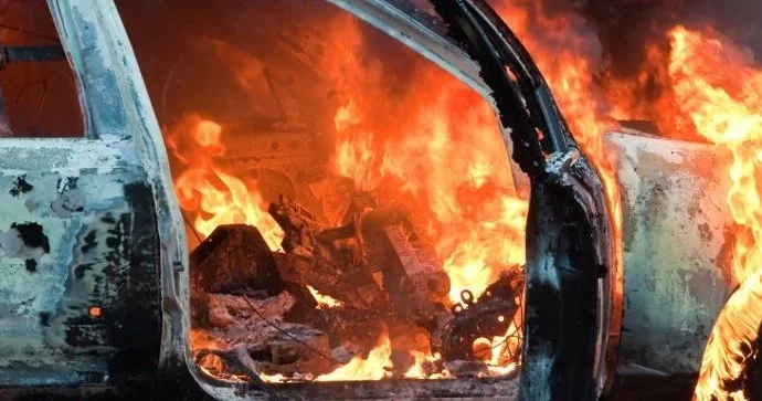 В Баку возле метро Гянджлик загорелся автомобиль