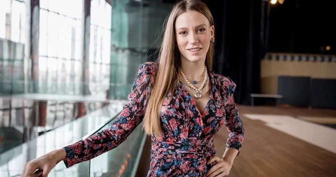 Serenay Sarıkaya ilk dəfə atasının fotosunu paylaşdı