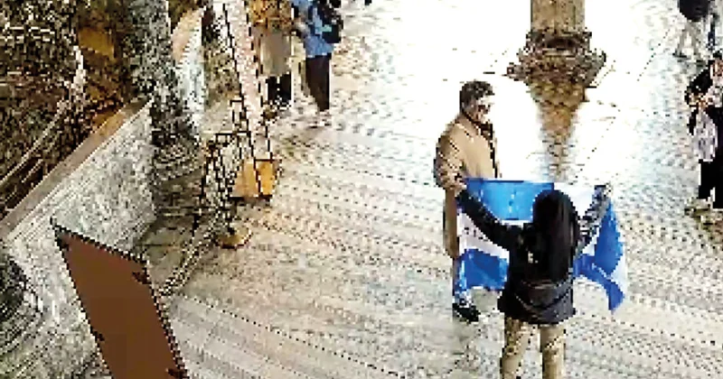 Двое граждан Греции задержаны в мечети Айя София из за религиозного флага