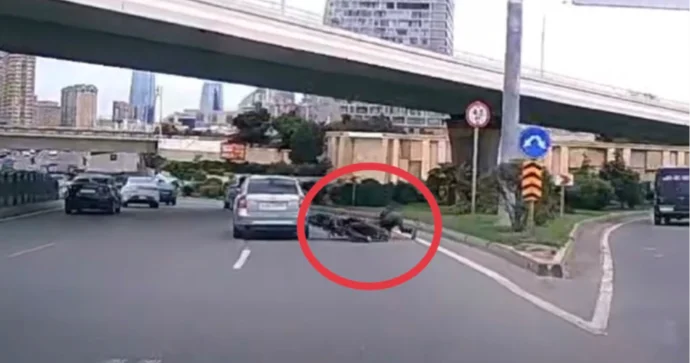Zolağı düzgün seçməyən sürücü motosikleti aşırıb yerə çırpıldı VİDEO