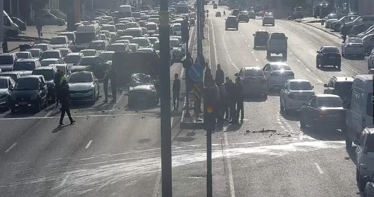 Bakıda qəza nəqliyyat sıxlığı yaratdı