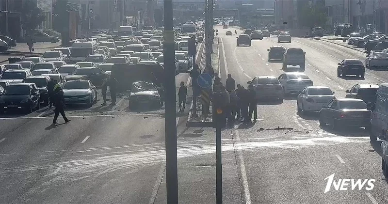Тяжелое ДТП парализовало движение в центре Баку ВИДЕО