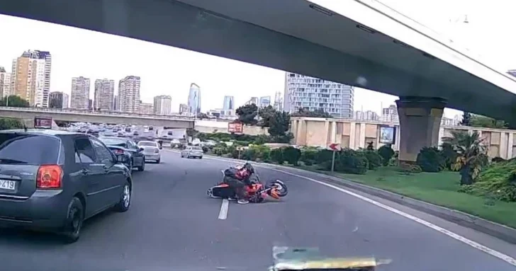 В столице мотоцикл врезался в ограждение