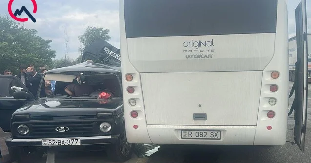 Dövlət qurumunun avtobusu qəzaya uğradı Foto