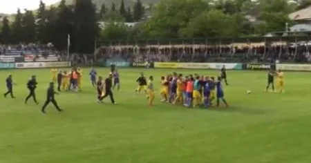 Qəbələ nin oyununda futbolçular arasında dava Video