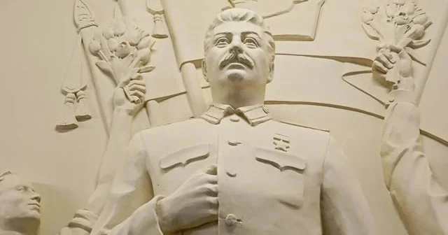 “Taqanskaya” metrostansiyasında Stalinin barelyefi bərpa edilib…