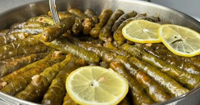 Dolma bişirərkən üzərinə niyə boşqab qoyulur?