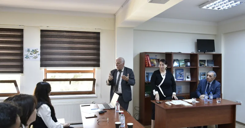 Coğrafiya İnstitutunun əməkdaşı tələbələrə prioritet elmi tədqiqatlardan danışıb