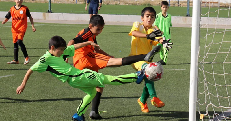 Azərbaycanda uşaq futboluna vurulan badalaq : Kim və niyə?