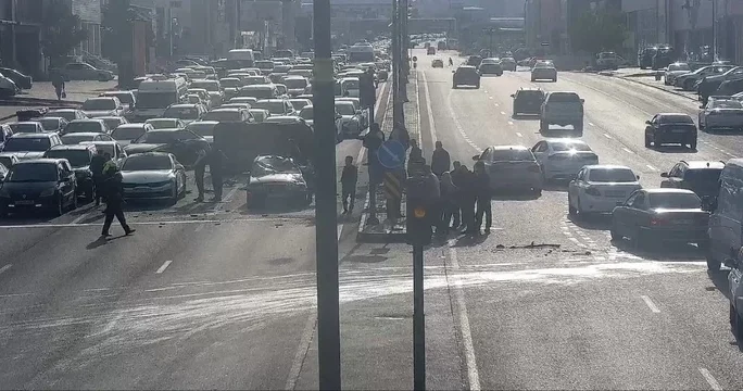 Авария на проспекте Бабека в столице привела к крупному затору