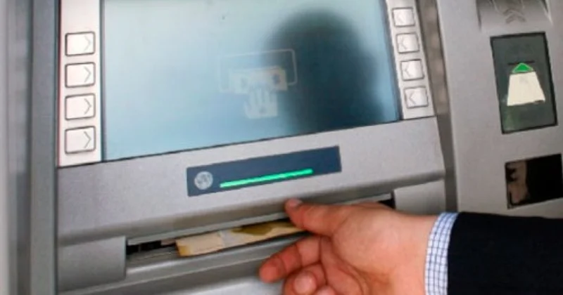 Bankomatda unutduğu pulu oğurladılar