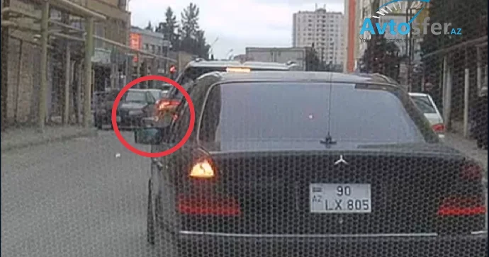 Maşına oturan kimi əlindəki zibilləri küçəyə atdı VİDEO