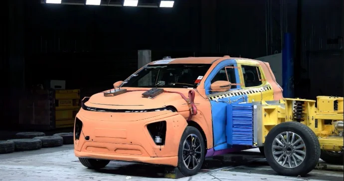 Ruslar ilk elektromobillərini kraş test etdilər VİDEO