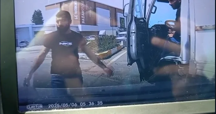 Dairəni düzgün tərk etməyən sürücü qəza törədib günahsız sürücünü səhv çıxartdı VİDEO