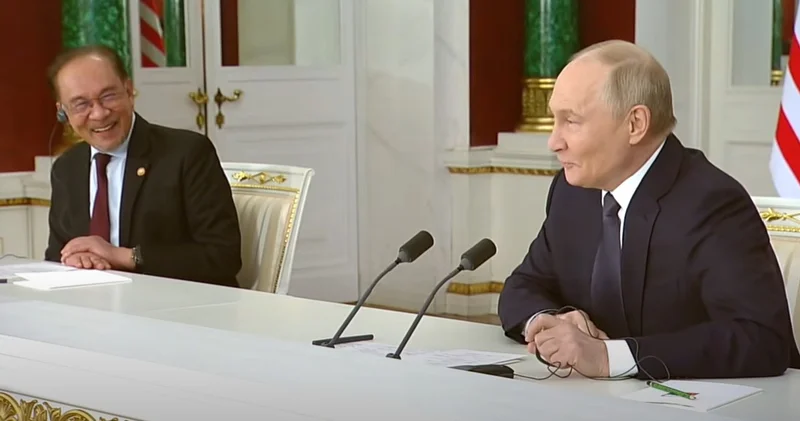 Putinin zarafatı onları qəhqəhəyə boğdu: Dedi ki, ikinci arvadı üçündür...