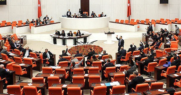 Türkiyə parlamentində gərginlik Kürdcə danışan deputatın mikrafonu söndürüldü