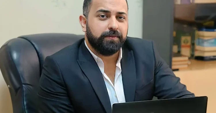 Məktəb direktoru bahalı avtomobilinə görə yolu bağladı