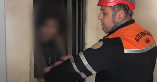 Liftdə qalan 5 nəfər xilas edildi Video