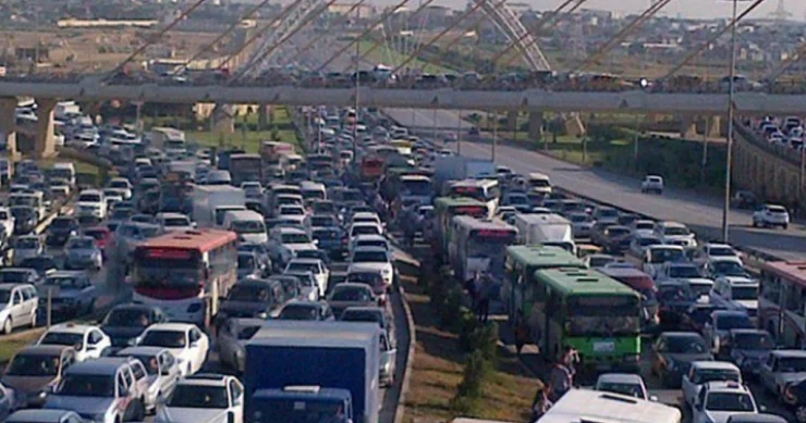 “Tıxacları ancaq yeni yol və tunellərlə həll etmək mümkünsüzdür” Ekspertin İZAHI