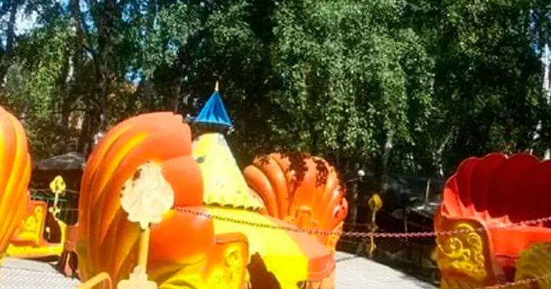 Перелом позвоночника и оторванные пальцы: 12 летнего мальчика затянуло в аттракцион в России Фото