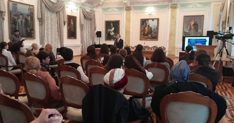 “Dilinə, millətinə, yurduna vurğun”