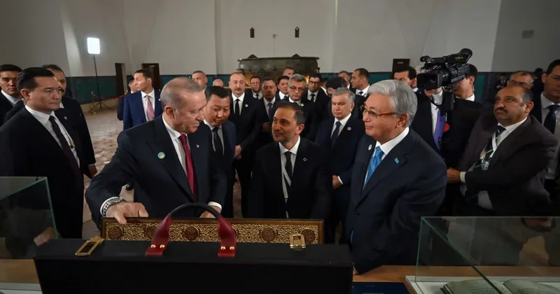 Ərdoğan Əhməd Yəsəvi məqbərəsinə qədim əlyazma Quran bağışlayıb
