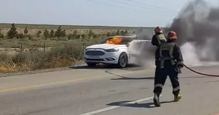 Şəkidə minik avtomobili yanıb