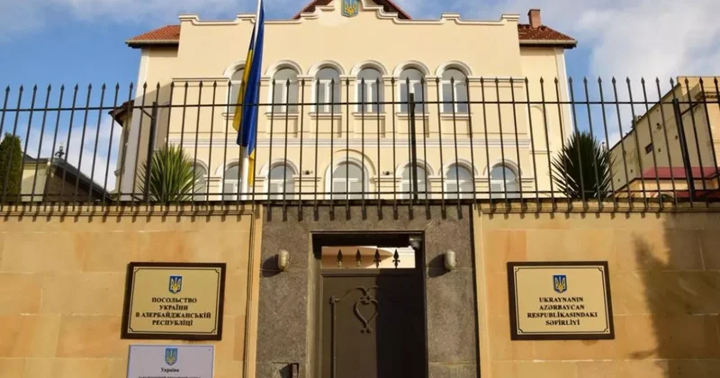 Посольство Украины в Азербайджане приспустило флаги в память о жертвах удара по жилому дому в Киеве