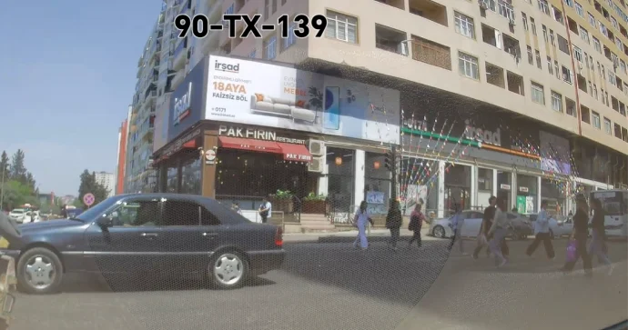 Qırmızı işıqda keçən sürücü avtomobillərin hərəkətinə mane oldu VİDEO