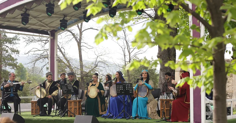 “Xarıbülbül” festivalı onların konserti ilə başa çatdı Fotolar