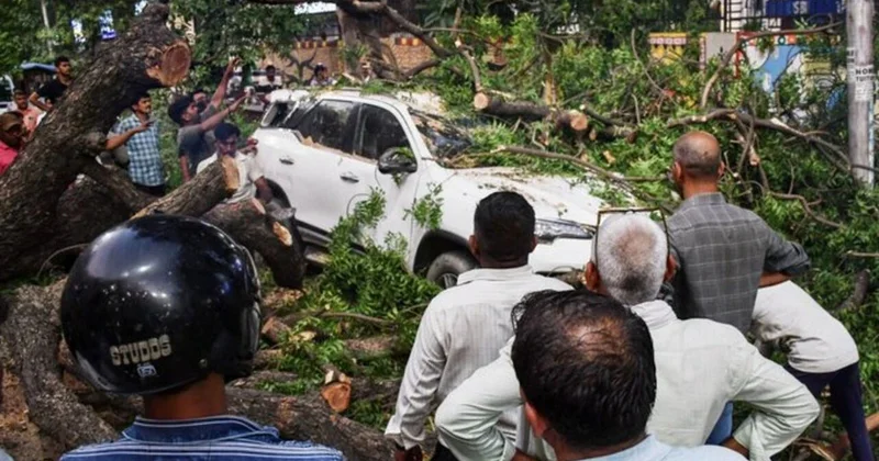 Hindistanda baş verən şiddətli fırtına 111 nəfərin ölümünə səbəb olub
