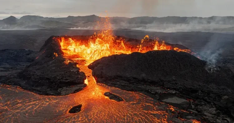 Dukono vulkanı püskürdü: Kül 3.4 km yüksəklikdə atmosferə yayıldı