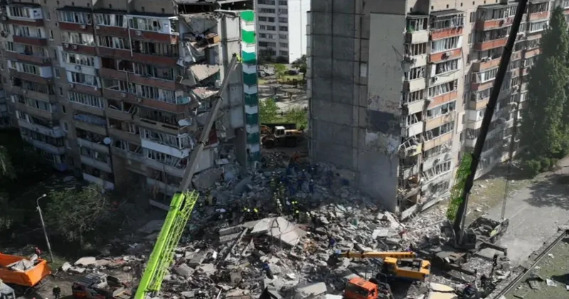 Kiyevdə dağıntılar altından 24 nəfərin meyiti çıxarılıb