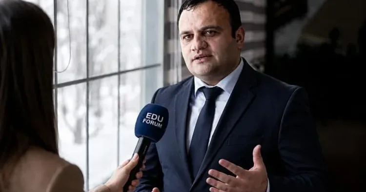 “Küncdə bucaqda qalan fədakar müəllimləri görünən etdik” Emil Tağızadə