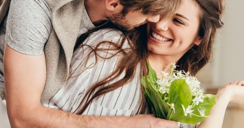 Birinin sizi həqiqətən sevib sevmədiyini necə bilmək olar? 2 əlamət