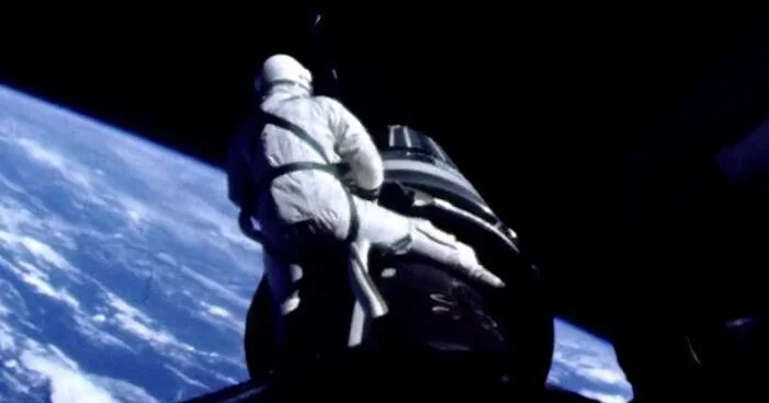 Опубликованы кадры выхода Ричарда Гордона в открытый космос ВИДЕО