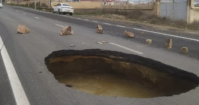 Magistral yoldakı körpü çökdü: Məhdudiyyət...