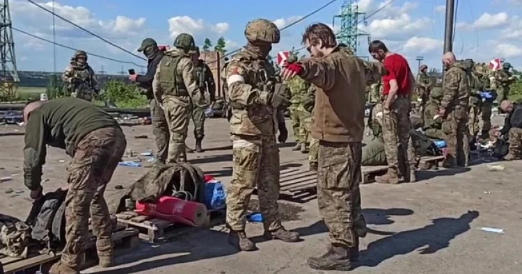 Ukrayna Mariupolda əsir düşmüş Azov döyüşçülərini geri qaytarıb
