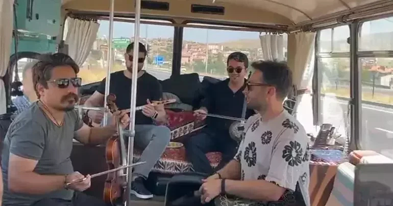 Köhnə avtobusu evə döndərdi: Ağı söyləyərək ölkəni gəzir