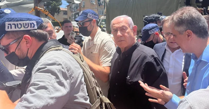 Netanyahu İranın raket zərbələri endirdiyi Bat Yam bölgəsinə baş çəkib